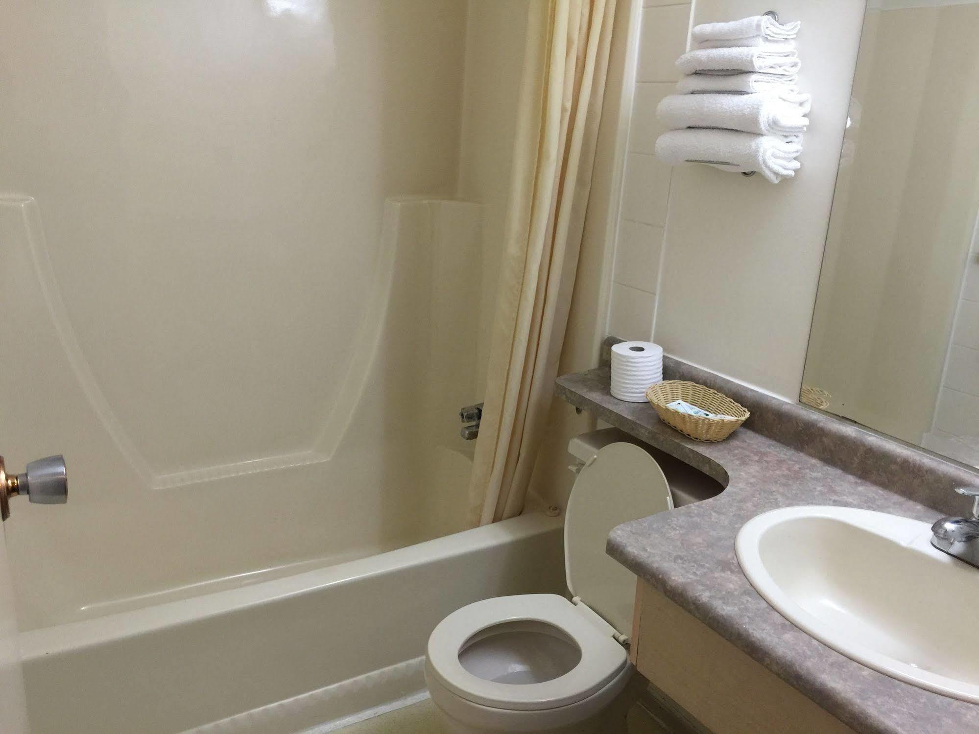 Chateau Motel Edmonton Bagian luar foto